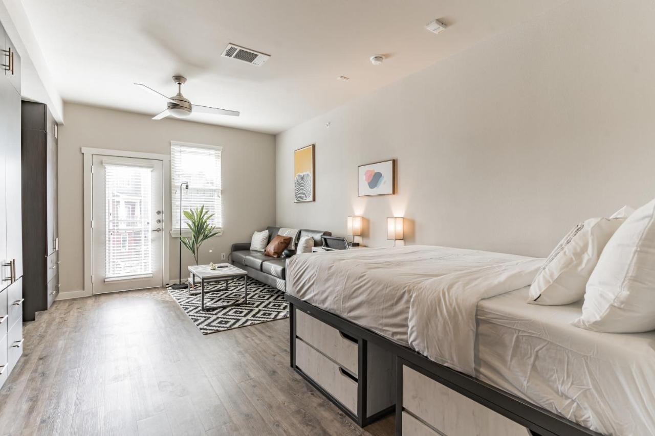 Peaceful With Full Amenities And Uh Nearby Houston